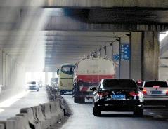云南昆明市主城限貨首日 二環(huán)下層貨車穿梭